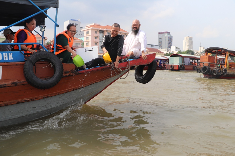 Độc đ&aacute;o lễ hội tống gi&oacute; ở Cần Thơ- Ảnh 7.