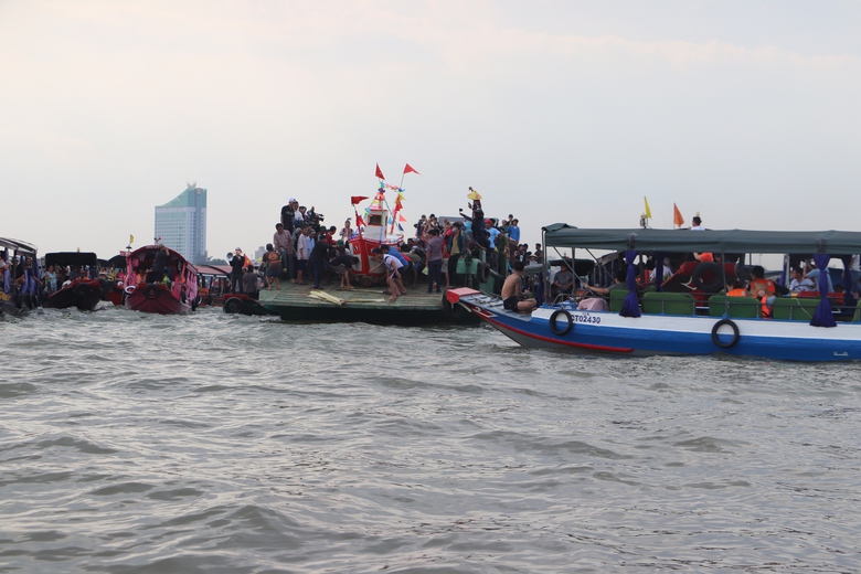 Độc đ&aacute;o lễ hội tống gi&oacute; ở Cần Thơ- Ảnh 9.