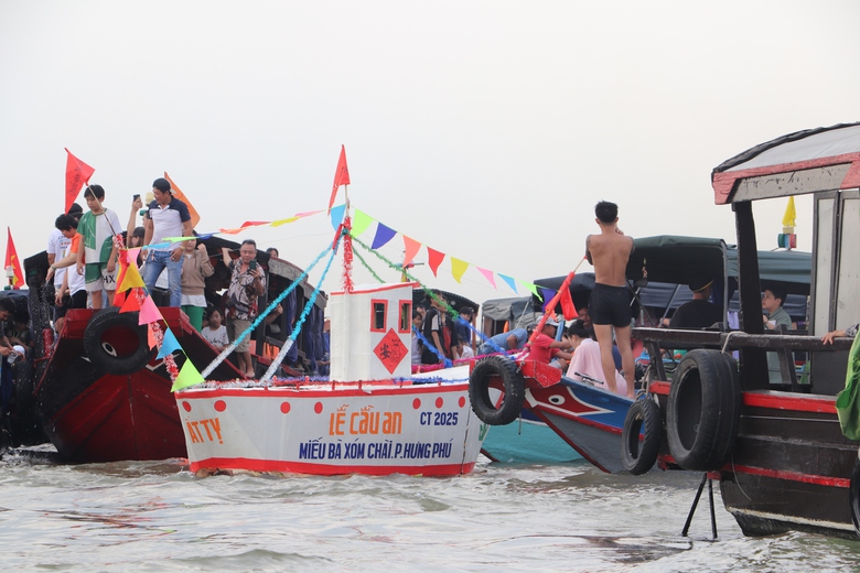 Độc đ&aacute;o lễ hội tống gi&oacute; ở Cần Thơ- Ảnh 1.