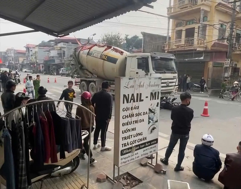 M&ocirc; t&ocirc; lấn l&agrave;n đ&acirc;m trực diện xe chở b&ecirc; t&ocirc;ng, 2 người thương vong- Ảnh 1.