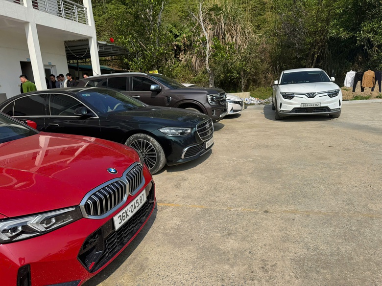 Triệt ph&aacute; đường d&acirc;y lừa đảo, thu giữ nhiều xe sang c&ugrave;ng h&agrave;ng trăm tỷ đồng - Ảnh 3.