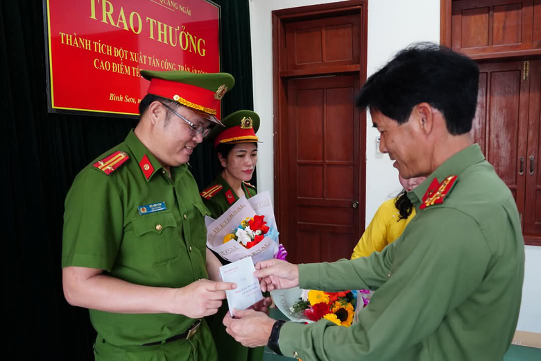 Thưởng n&oacute;ng tổ chuy&ecirc;n &aacute;n ph&aacute; nhanh vụ trộm gần nửa tỷ ng&agrave;y cận Tết- Ảnh 1.