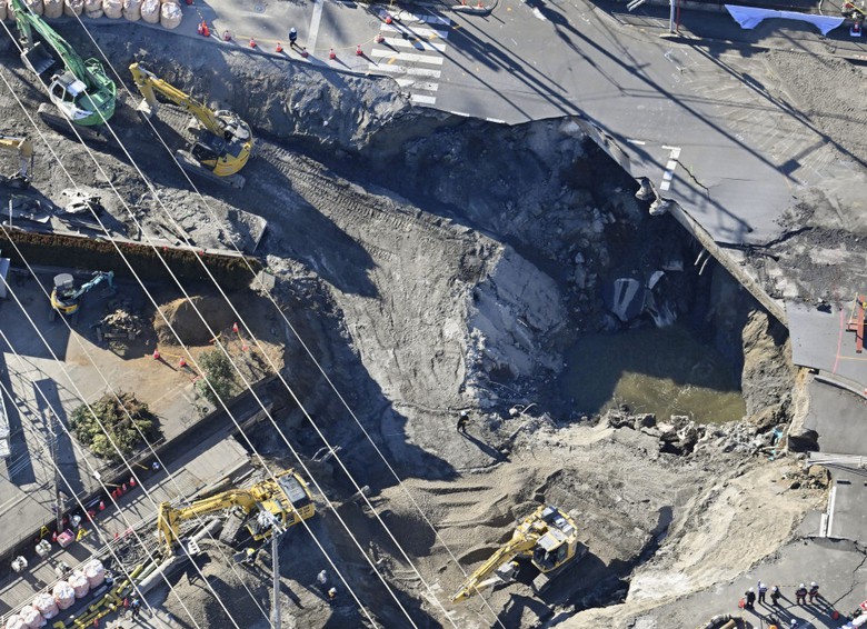 Vụ xe tải sụt hố tử thần ở Nhật Bản: T&igrave;m thấy cabin sau 2 tuần bị v&ugrave;i lấp- Ảnh 1.