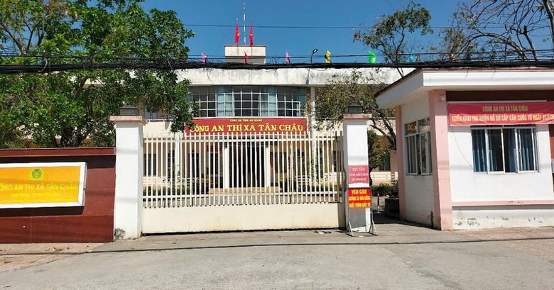 An Giang: Ph&oacute; trưởng c&ocirc;ng an thị x&atilde; T&acirc;n Ch&acirc;u bị c&aacute;ch chức- Ảnh 1.