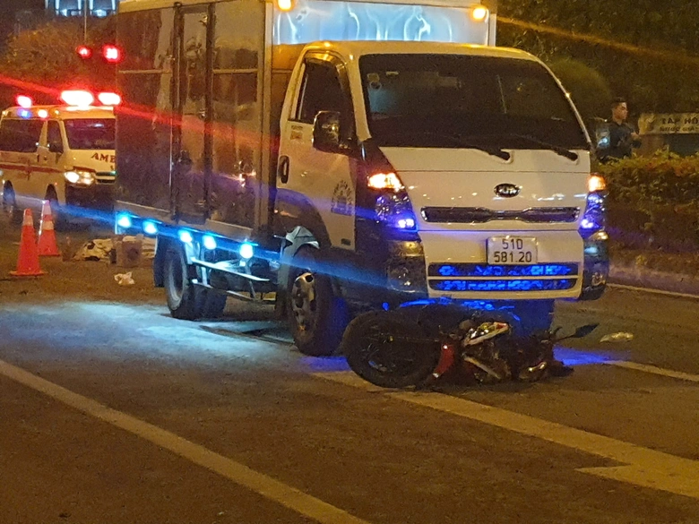 Ng&atilde; xuống đường sau va chạm, người đ&agrave;n &ocirc;ng bị xe tải c&aacute;n tử vong- Ảnh 1.