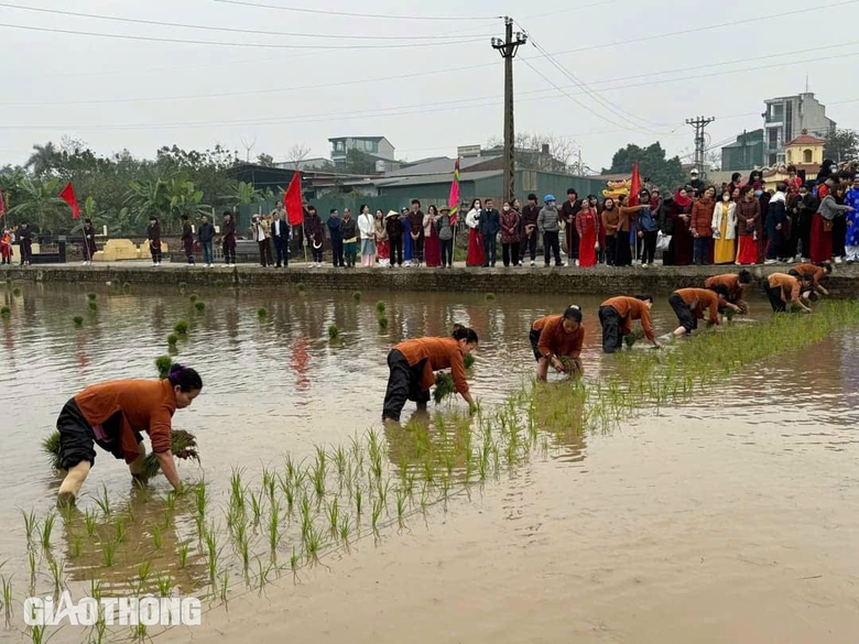 Đặc sắc lễ hội "Vua H&ugrave;ng dạy d&acirc;n cấy l&uacute;a"- Ảnh 8.
