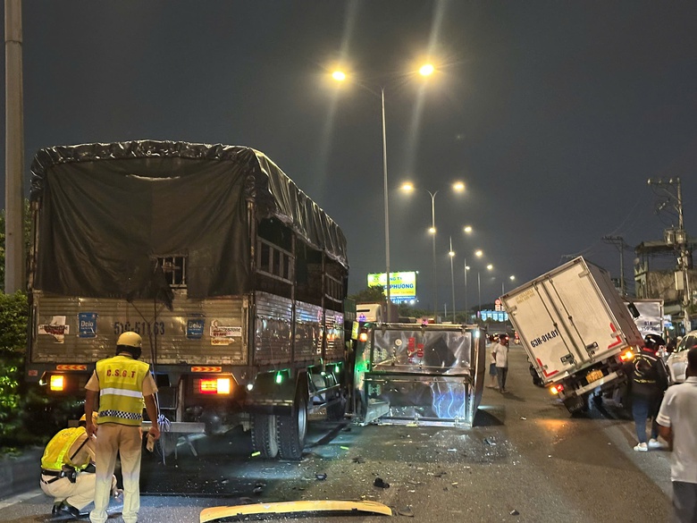 Xe tải mất l&aacute;i g&acirc;y tai nạn li&ecirc;n ho&agrave;n, phương tiện ngổn ngang tr&ecirc;n đường Đỗ Mười - QL1A- Ảnh 1.