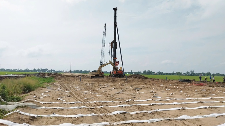 Thiếu c&aacute;t đắp nền đường, cao tốc Ch&acirc;u Đốc - Cần Thơ - S&oacute;c Trăng chậm tiến độ- Ảnh 1.