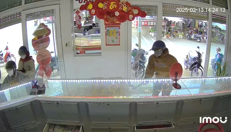 Truy bắt đối tượng bịt mặt d&ugrave;ng r&igrave;u ph&aacute; tủ k&iacute;nh cướp v&agrave;ng rồi tẩu tho&aacute;t- Ảnh 1.