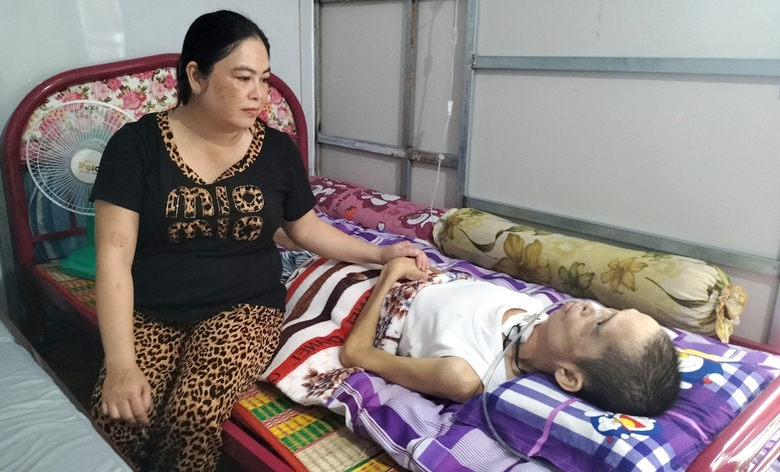 Chồng liệt giường sau tai nạn, vợ gồng g&aacute;nh nu&ocirc;i cả nh&agrave;- Ảnh 1.