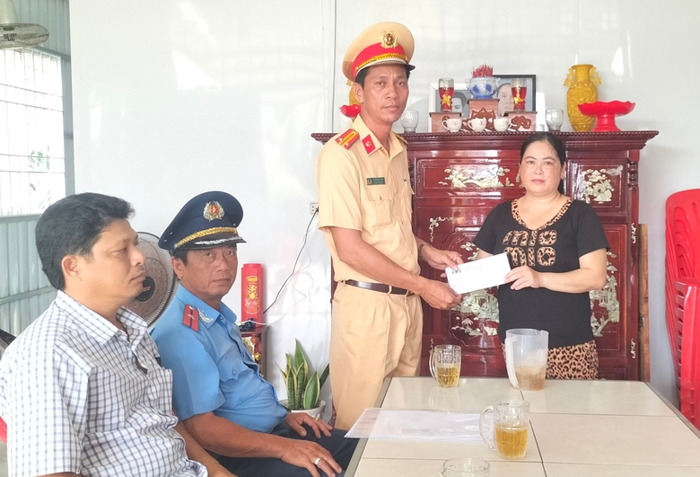 Chồng liệt giường sau tai nạn, vợ gồng g&aacute;nh nu&ocirc;i cả nh&agrave;- Ảnh 2.