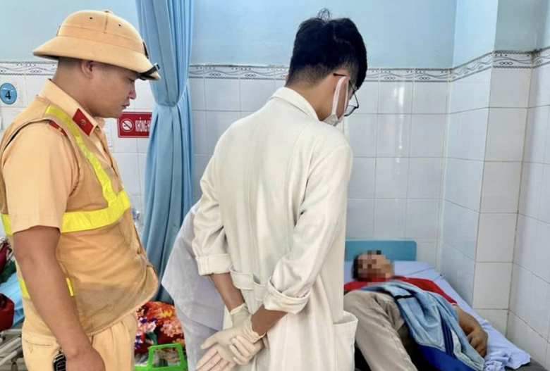 CSGT Đồng Nai đưa người đàn ông bất tỉnh cạnh xe máy trên quốc lộ đi cấp cứu- Ảnh 1. CSGT Đồng Nai đưa người đàn ông bất tỉnh cạnh xe máy trên quốc lộ đi cấp cứu- Ảnh 1.