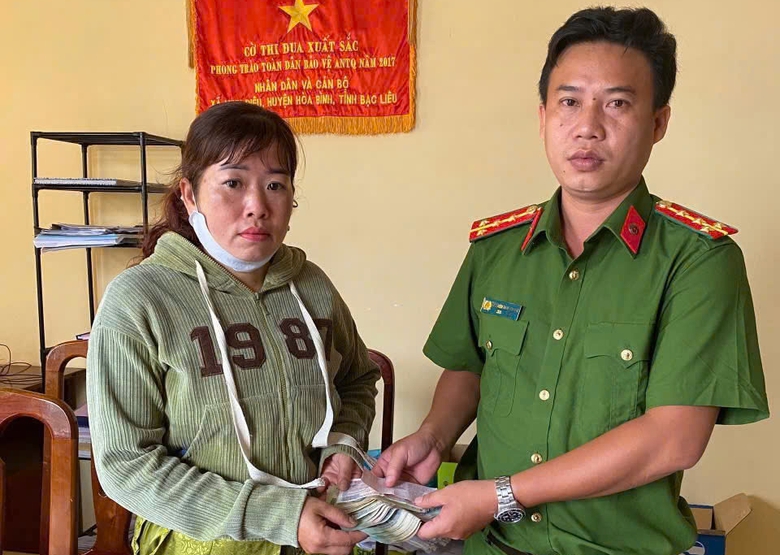 Người phụ nữ ở Bạc Li&ecirc;u nhận lại 35 triệu đồng đ&aacute;nh rơi- Ảnh 1.