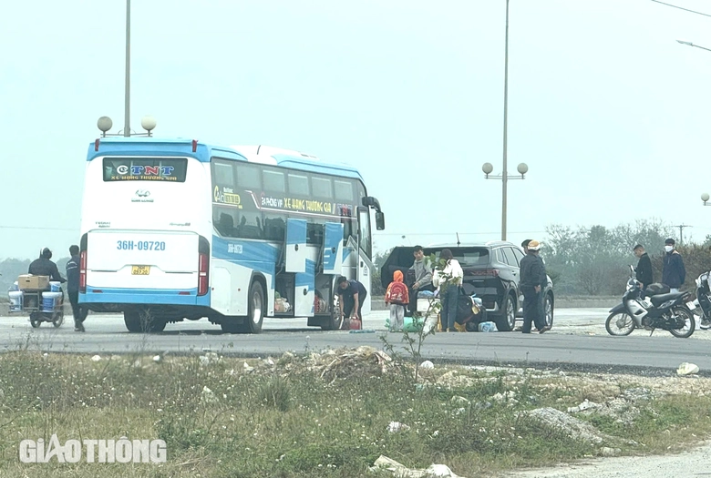 CSGT đ&oacute;n l&otilde;ng xử l&yacute; h&agrave;ng loạt &ocirc; t&ocirc; dừng, đ&oacute;n kh&aacute;ch tr&ecirc;n QL1- Ảnh 1.