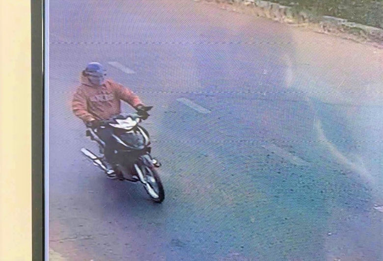 Đối tượng d&ugrave;ng r&igrave;u cướp khoảng 24 c&acirc;y v&agrave;ng chưa đầy 30 gi&acirc;y- Ảnh 1.