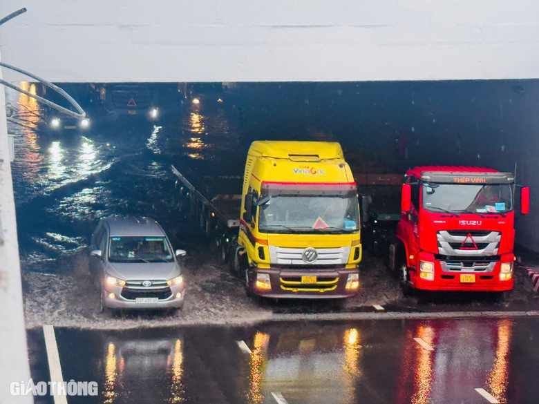 TP.HCM mưa lớn, hầm chui Nguyễn Văn Linh - Nguyễn Hữu Thọ ngập sâu- Ảnh 4. TP.HCM mưa lớn, hầm chui Nguyễn Văn Linh - Nguyễn Hữu Thọ ngập sâu- Ảnh 4.