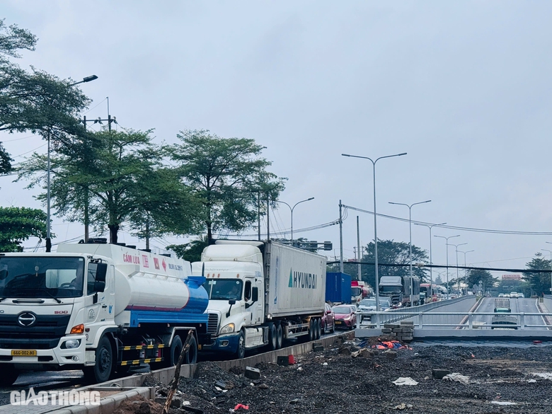 TP.HCM mưa lớn, hầm chui Nguyễn Văn Linh - Nguyễn Hữu Thọ ngập sâu- Ảnh 9. TP.HCM mưa lớn, hầm chui Nguyễn Văn Linh - Nguyễn Hữu Thọ ngập sâu- Ảnh 9.