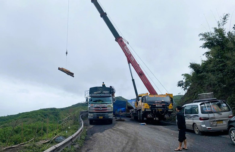 QL15D l&ecirc;n cửa khẩu La Lay th&ocirc;ng tuyến sau nhiều giờ xe chở gỗ lật chắn ngang- Ảnh 1.