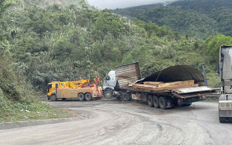 QL15D l&ecirc;n cửa khẩu La Lay th&ocirc;ng tuyến sau nhiều giờ xe chở gỗ lật chắn ngang