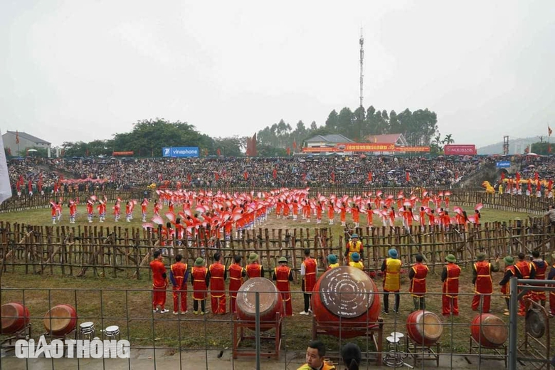 Hàng vạn người chứng kiến trận đấu nảy lửa của các "ông Cầu" tại Vĩnh Phúc- Ảnh 2. Hàng vạn người chứng kiến trận đấu nảy lửa của các "ông Cầu" tại Vĩnh Phúc- Ảnh 2.