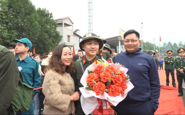 T&acirc;n binh chia tay người th&acirc;n phấn khởi l&ecirc;n đường nhập ngũ- Ảnh 10.