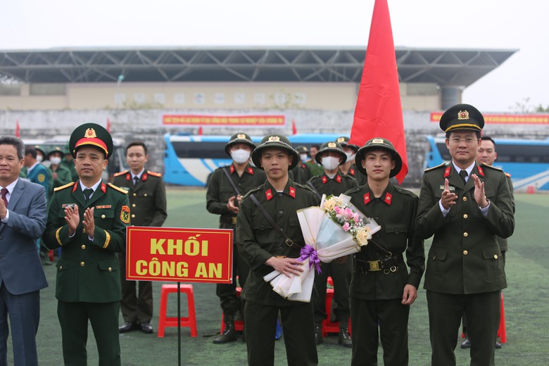 T&acirc;n binh chia tay người th&acirc;n phấn khởi l&ecirc;n đường nhập ngũ- Ảnh 13.