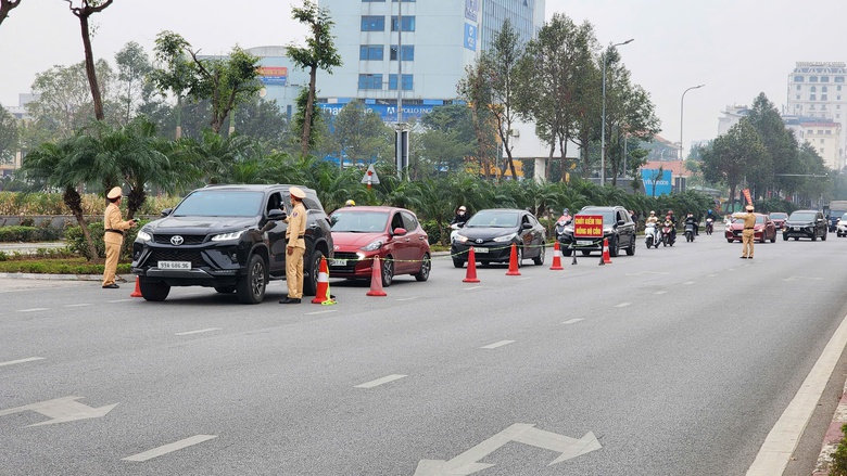 Bắc Ninh: Kiểm tra h&agrave;ng trăm t&agrave;i xế, CSGT kh&ocirc;ng ph&aacute;t hiện "ma men"- Ảnh 1.