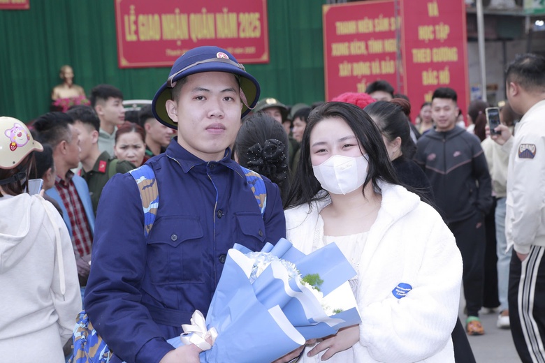 T&acirc;n binh chia tay người th&acirc;n phấn khởi l&ecirc;n đường nhập ngũ- Ảnh 7.