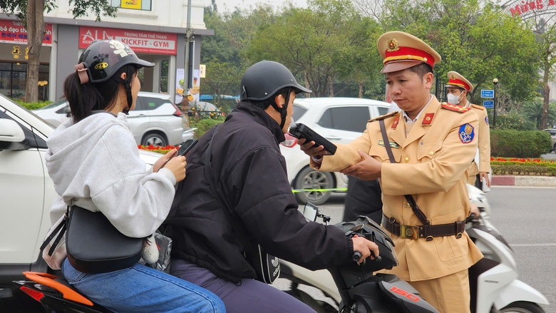 Bắc Ninh: Kiểm tra h&agrave;ng trăm t&agrave;i xế, CSGT kh&ocirc;ng ph&aacute;t hiện "ma men"- Ảnh 3.