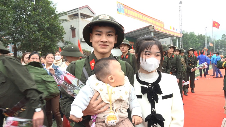 T&acirc;n binh chia tay người th&acirc;n phấn khởi l&ecirc;n đường nhập ngũ- Ảnh 9.