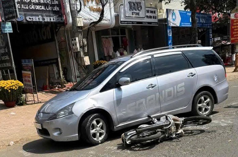 Hiện trường vụ tai nạn khiến người đ&agrave;n &ocirc;ng đi xe m&aacute;y thiệt mạng.