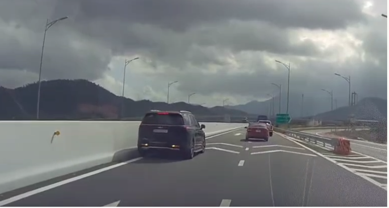 Nữ t&agrave;i xế l&ugrave;i xe tr&ecirc;n cao tốc Nha Trang - Cam L&acirc;m bị phạt nặng- Ảnh 1.