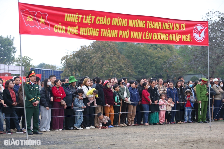 T&acirc;n binh chia tay người th&acirc;n phấn khởi l&ecirc;n đường nhập ngũ- Ảnh 21.