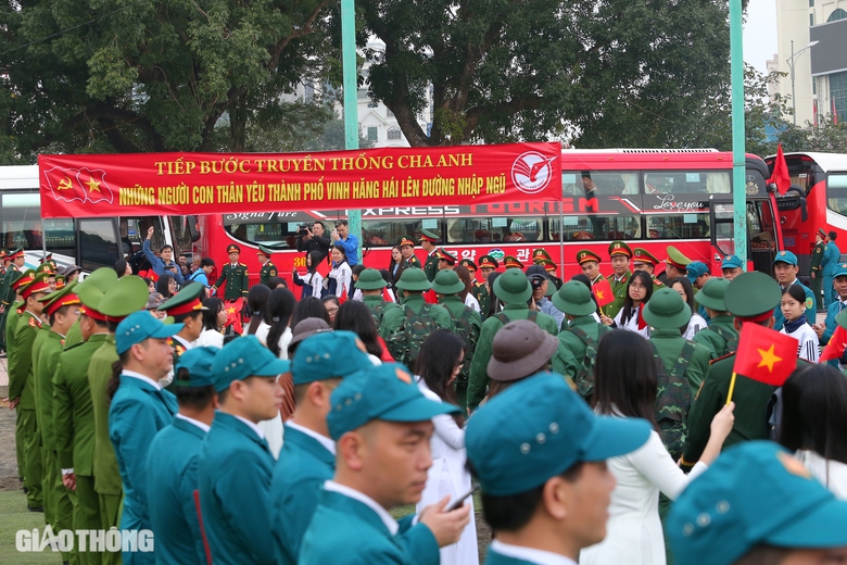 T&acirc;n binh chia tay người th&acirc;n phấn khởi l&ecirc;n đường nhập ngũ- Ảnh 18.