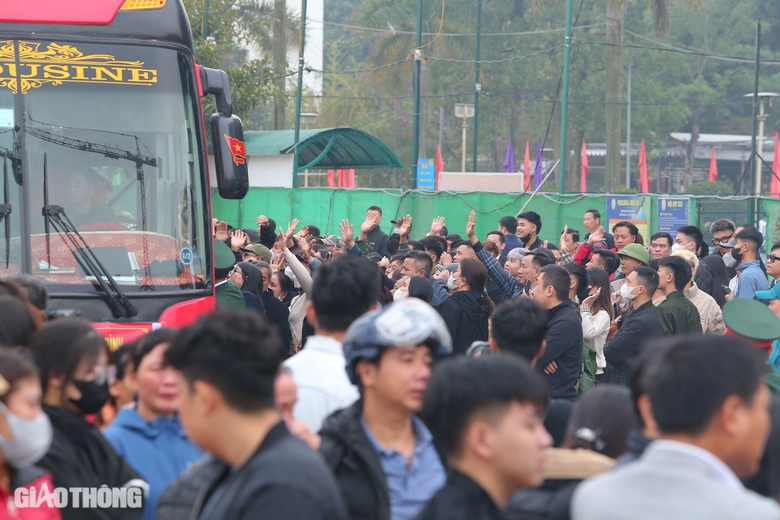 T&acirc;n binh chia tay người th&acirc;n phấn khởi l&ecirc;n đường nhập ngũ- Ảnh 24.