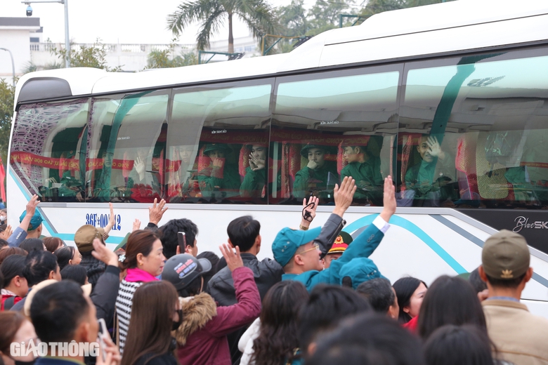 T&acirc;n binh chia tay người th&acirc;n phấn khởi l&ecirc;n đường nhập ngũ- Ảnh 19.