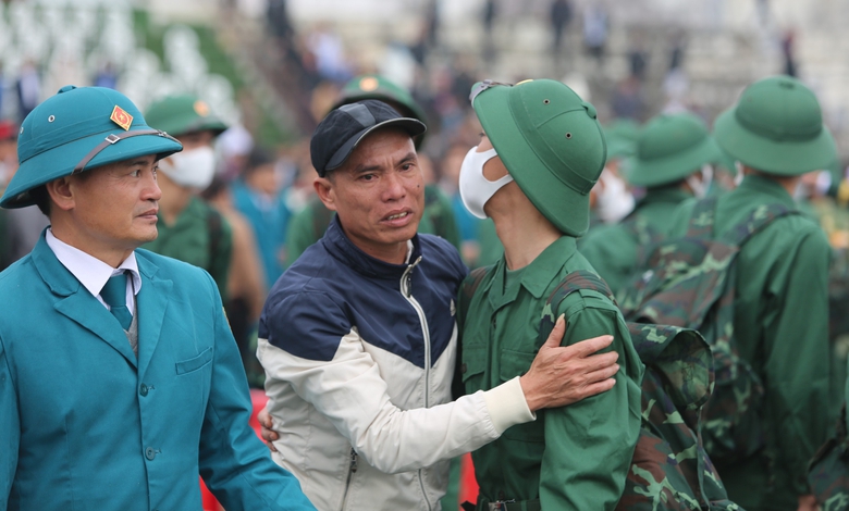 T&acirc;n binh chia tay người th&acirc;n phấn khởi l&ecirc;n đường nhập ngũ- Ảnh 5.