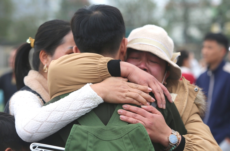 T&acirc;n binh chia tay người th&acirc;n phấn khởi l&ecirc;n đường nhập ngũ- Ảnh 6.