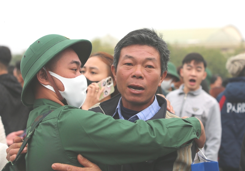 T&acirc;n binh chia tay người th&acirc;n phấn khởi l&ecirc;n đường nhập ngũ- Ảnh 4.