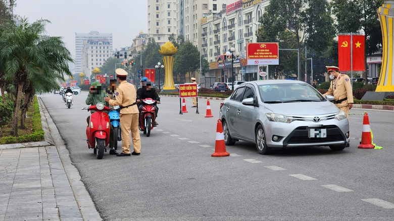 Bắc Ninh: Kiểm tra h&agrave;ng trăm t&agrave;i xế, CSGT kh&ocirc;ng ph&aacute;t hiện "ma men"- Ảnh 4.