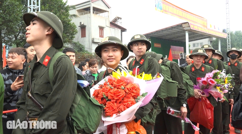 T&acirc;n binh chia tay người th&acirc;n phấn khởi l&ecirc;n đường nhập ngũ- Ảnh 11.