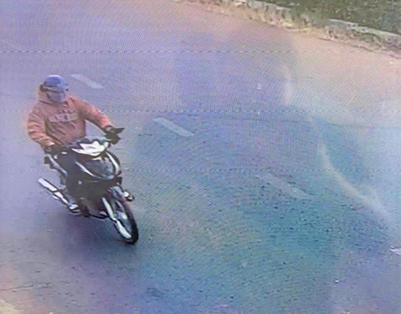 Bắt giữ nghi can d&ugrave;ng r&igrave;u cướp tiệm v&agrave;ng khi đang đi b&aacute;n v&agrave;ng ở Đồng Nai- Ảnh 2.