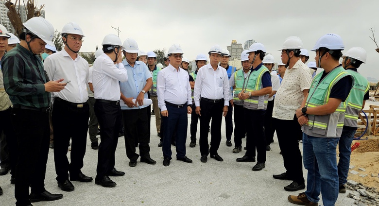 Thêm gần 1.000 nhân sự, máy móc đua tiến độ chỉnh trang đường Thuỳ Vân Bãi Sau- Ảnh 2. Thêm gần 1.000 nhân sự, máy móc đua tiến độ chỉnh trang đường Thuỳ Vân Bãi Sau- Ảnh 2.