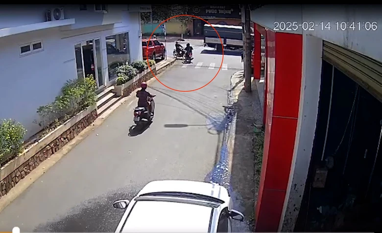 Truy t&igrave;m hai người đ&agrave;n &ocirc;ng h&agrave;nh hung nạn nh&acirc;n sau va chạm giao th&ocirc;ng- Ảnh 1.