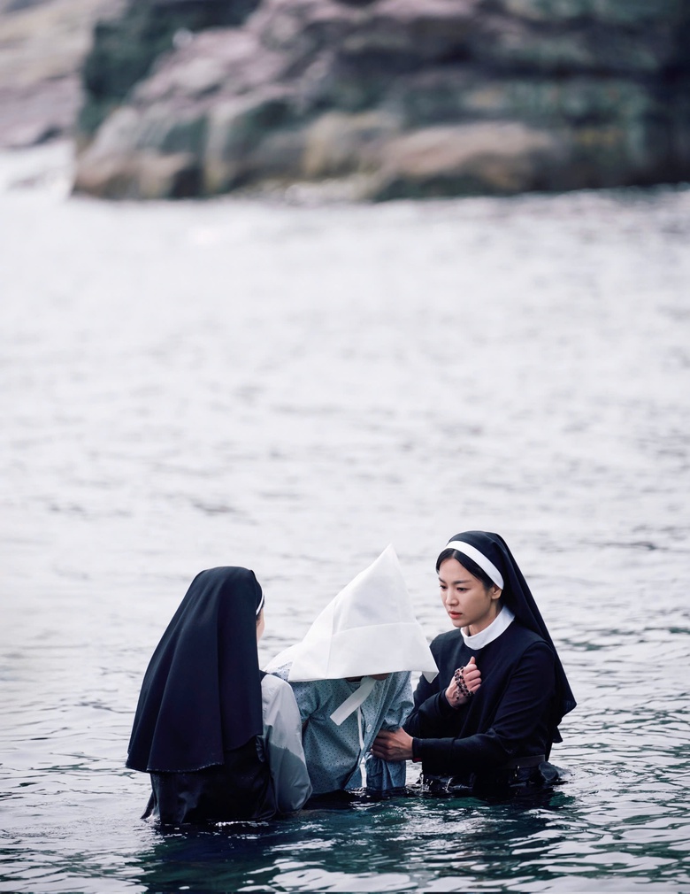 Song Hye Kyo v&agrave;o vai nữ tu b&oacute;ng tối trong phim kinh dị sắp chiếu tại Việt Nam- Ảnh 4.