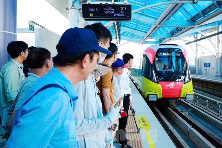 Gần 3,4 triệu khách đi metro Nhổn - ga Hà Nội sau 6 tháng vận hành- Ảnh 1. Gần 3,4 triệu khách đi metro Nhổn - ga Hà Nội sau 6 tháng vận hành- Ảnh 1.