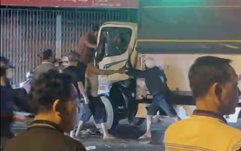 Hai xe tải t&ocirc;ng nhau, người d&acirc;n ph&aacute; cửa cứu nam t&agrave;i xế