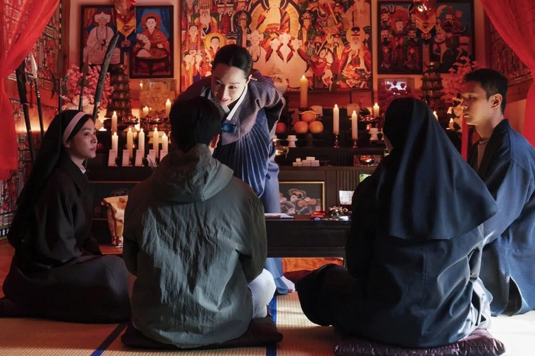 Song Hye Kyo v&agrave;o vai nữ tu b&oacute;ng tối trong phim kinh dị sắp chiếu tại Việt Nam- Ảnh 2.