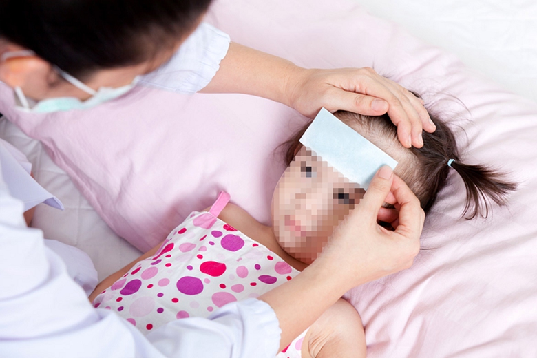 Trẻ sốt cao co giật khi bị c&uacute;m, cha mẹ lưu &yacute; điều g&igrave;?- Ảnh 1.