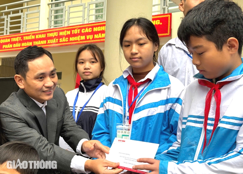 B&aacute;o Giao th&ocirc;ng trao 42 suất học bổng tới con em nạn nh&acirc;n TNGT ở Ninh B&igrave;nh- Ảnh 1.